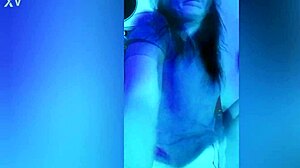 Amateur milf gets high on spun music
